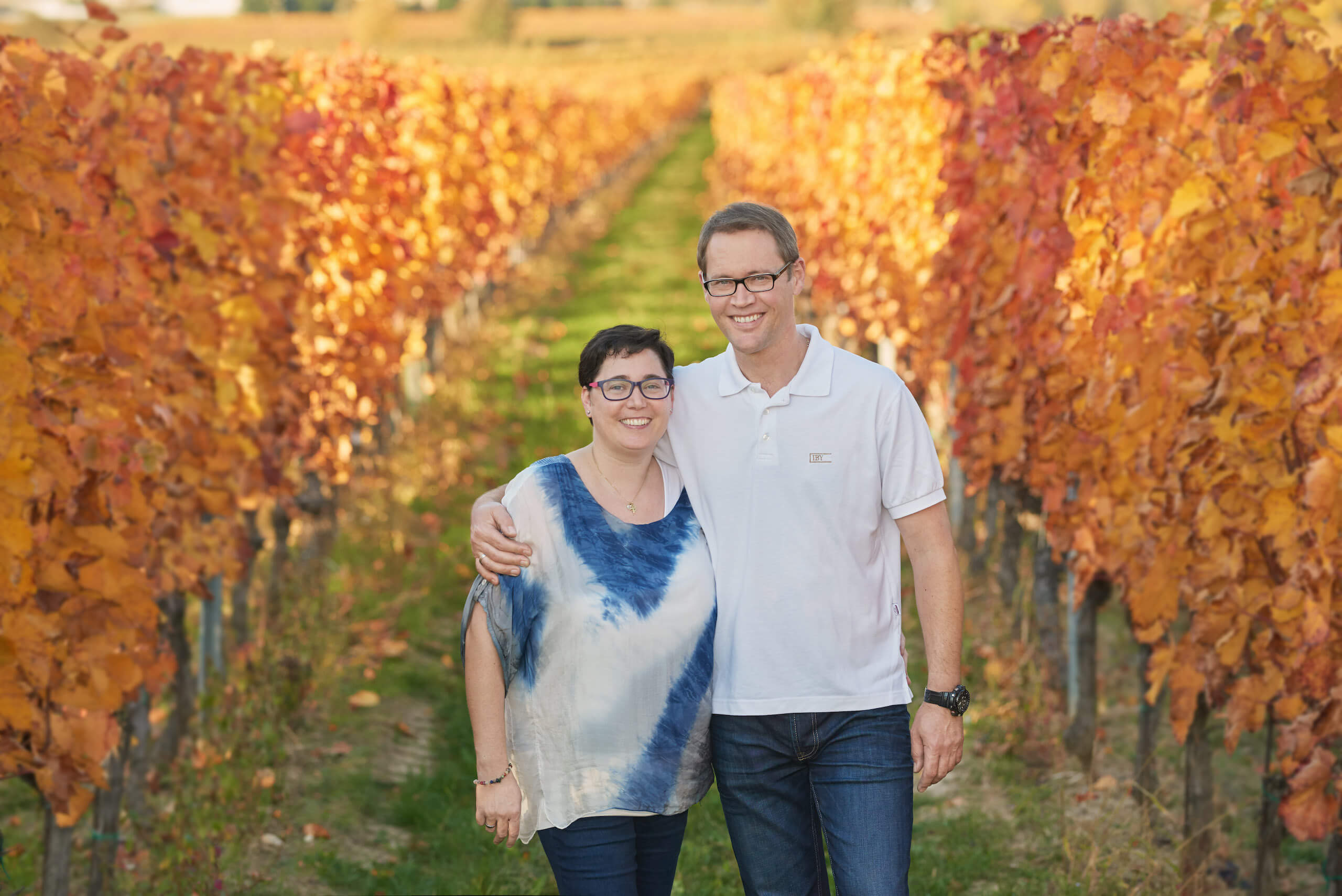 Eva und Anton Iby im herbstlichen Weinstock
